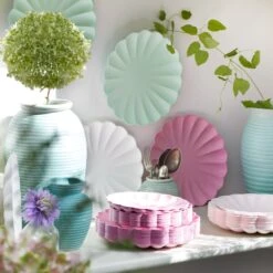 Meri-Meri Large Bubblegum Pink Compostable Plates (x 8) -Meri Meri media 0810d1c4 d099 4175 ae7a b65596fd1ce1