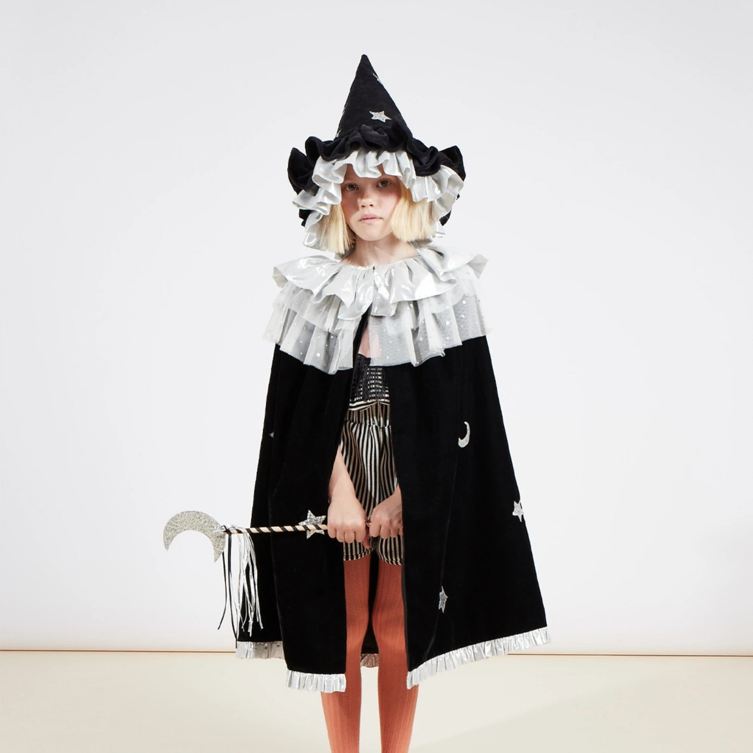 Meri-Meri Velvet Witch Cape & Wand 1 Meri-Meri Velvet Witch Cape & Wand