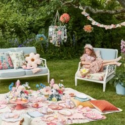 Meri-Meri Paper Garden Chandelier -Meri Meri media 11f6d6af ff3b 4f4e 9519 18f93f913ec0