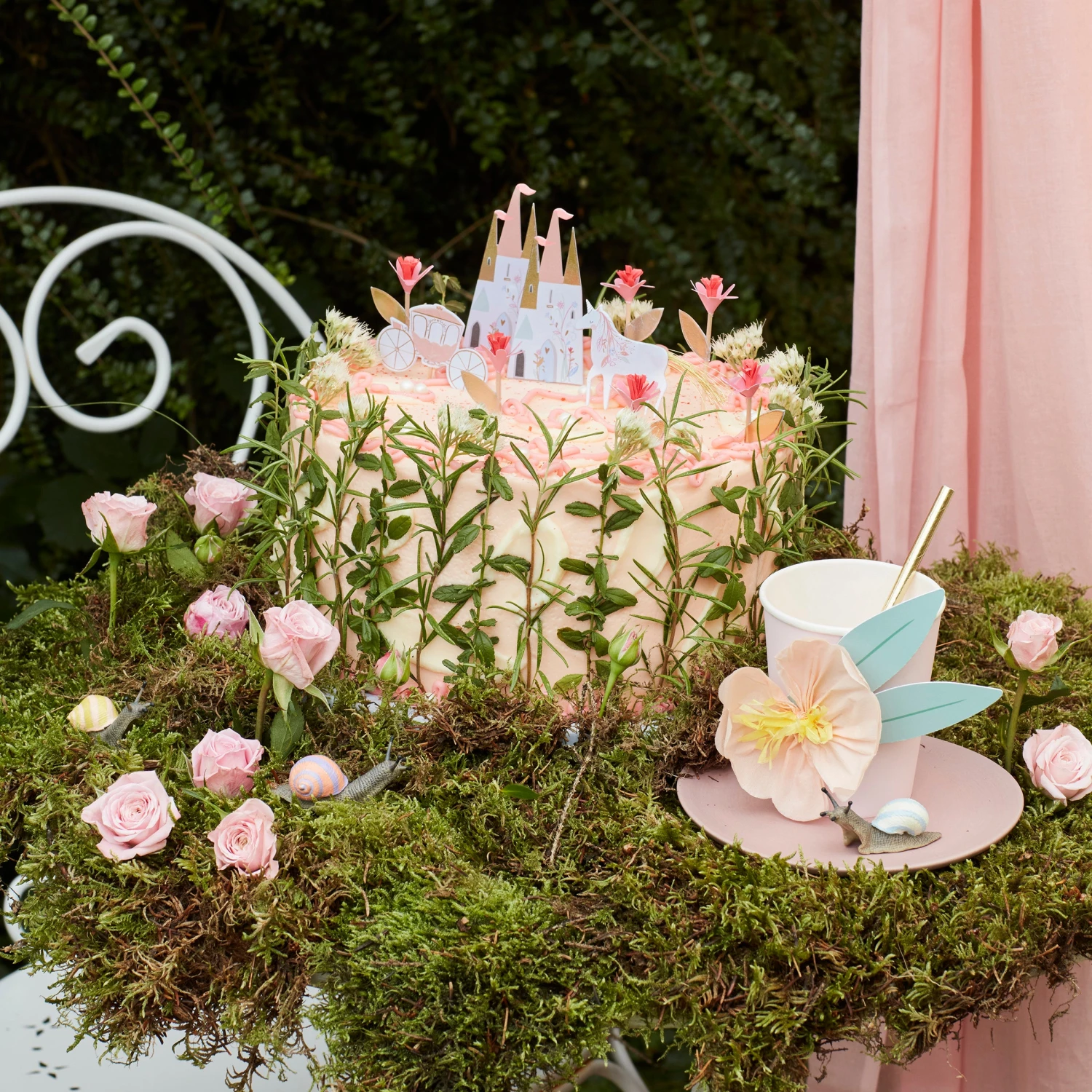 Meri-Meri Paper Flower Cups (x 8) 2 Meri-Meri Paper Flower Cups (x 8) - Image 2