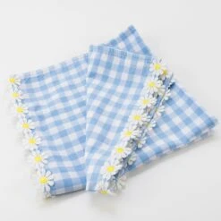 Meri-Meri Daisy Edge Gingham Fabric Napkins (x 4) 7 Meri-Meri Daisy Edge Gingham Fabric Napkins (x 4) -Meri Meri media 3b0032b7 4729 4fcd b565 ce4372a5f0d0