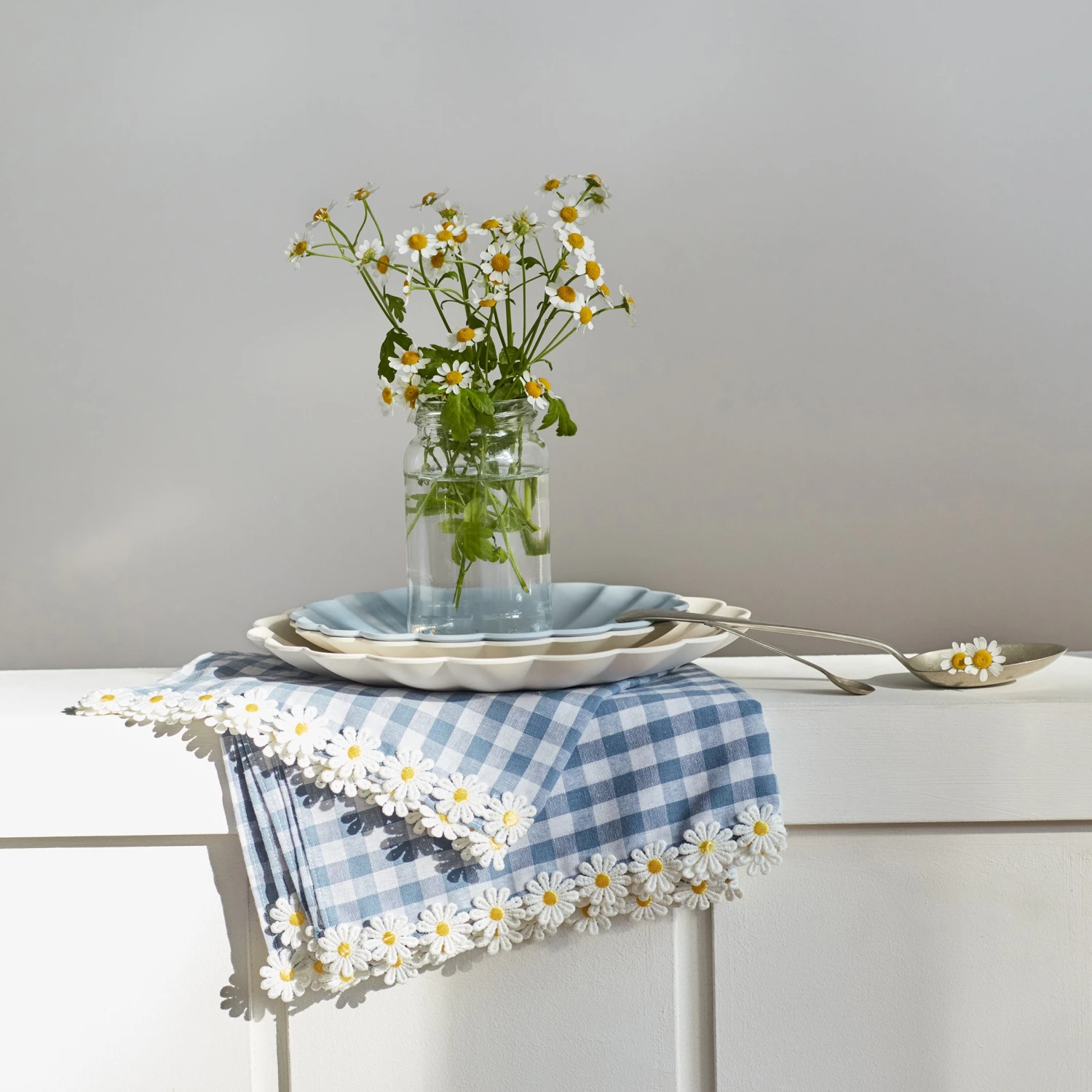 Meri-Meri Daisy Edge Gingham Fabric Napkins (x 4) 2 Meri-Meri Daisy Edge Gingham Fabric Napkins (x 4) - Image 2