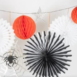 Meri-Meri Halloween Honeycomb Shapes Garland -Meri Meri media 526f0414 d1d4 41a3 9faf 1c6e1d114033