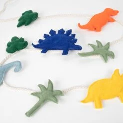 Meri-Meri Felt Dinosaur Garland -Meri Meri media c8871fb7 a850 4801 a6ce 83a1416e3121