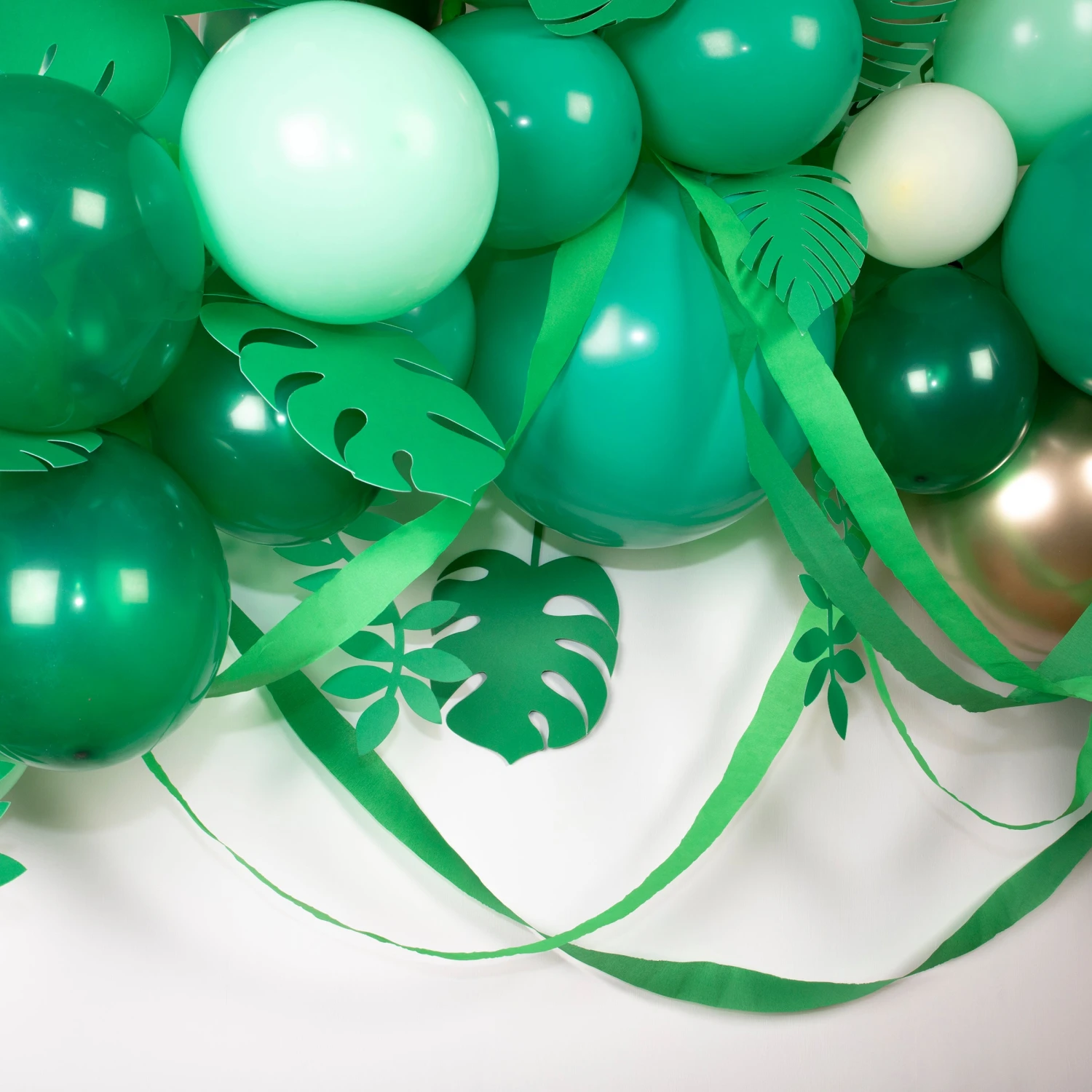 Meri-Meri Leafy Green Balloon Arch (x 44 Balloons) 3 Meri-Meri Leafy Green Balloon Arch (x 44 Balloons) - Image 3