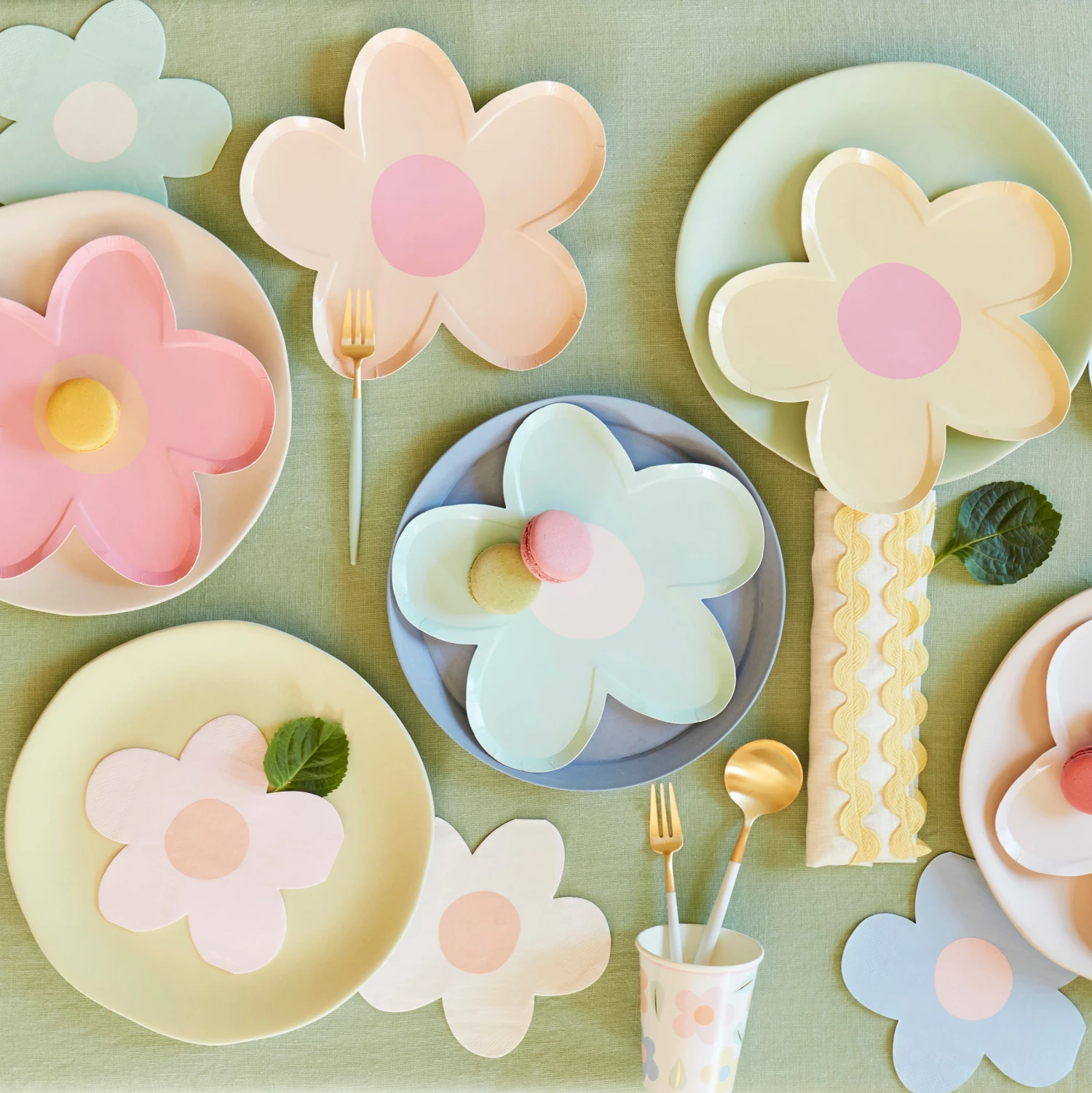 Meri-Meri Daisy Shaped Plates (x 8) 2 Meri-Meri Daisy Shaped Plates (x 8) - Image 2